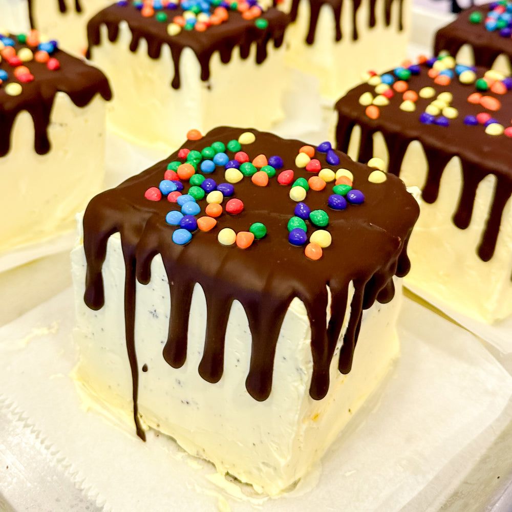 Mini Chocolate Cake | Vanilla Buttercream | Ganache center